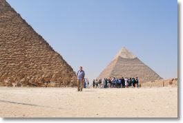 Giza: zwischen Cheops -und Chephrenpyramide